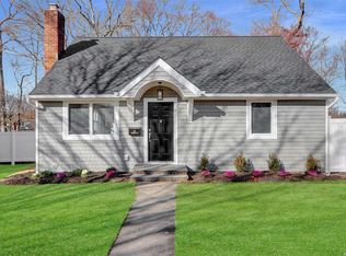 35 Inwood Rd, Glen Cove, NY 11542