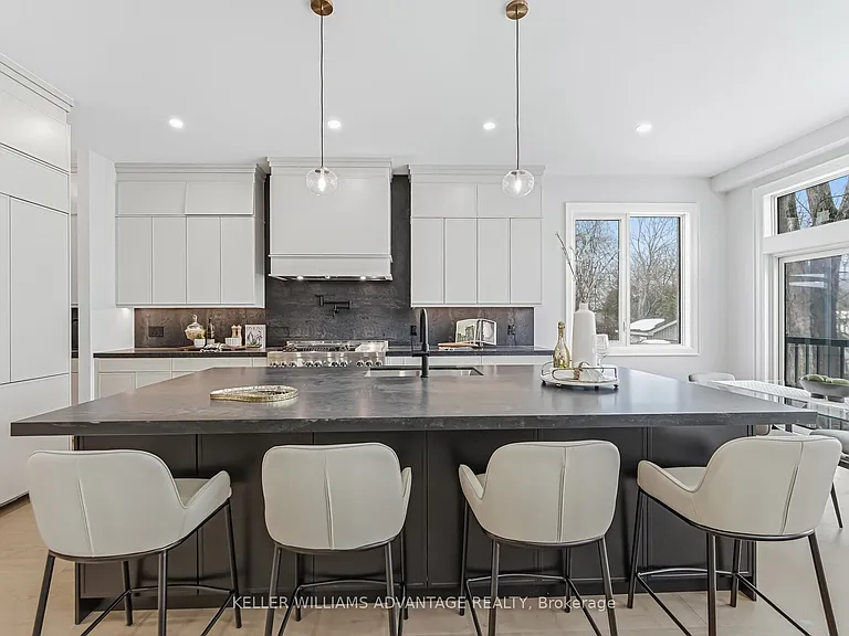 711 Hillview Cres — Photo 8