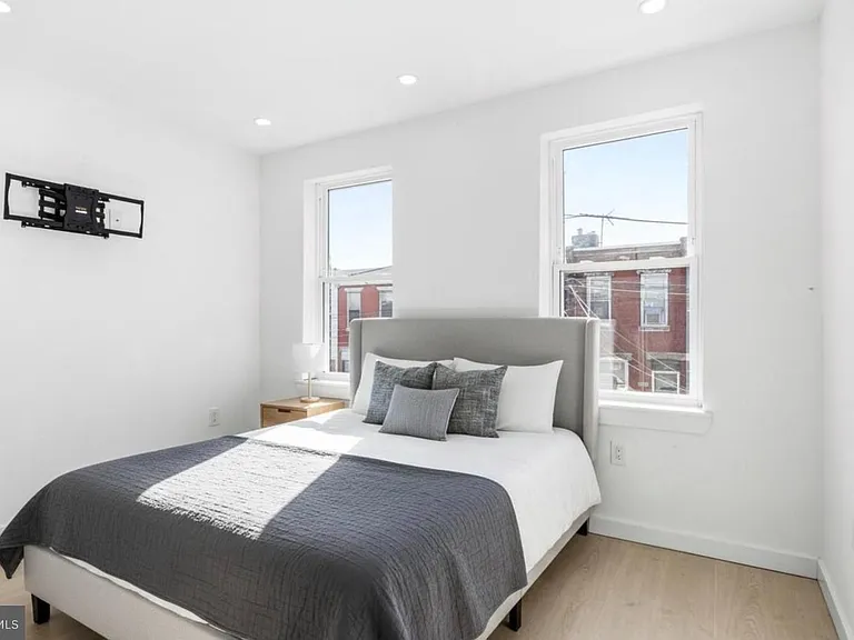 1819 E Albert St — Photo 9