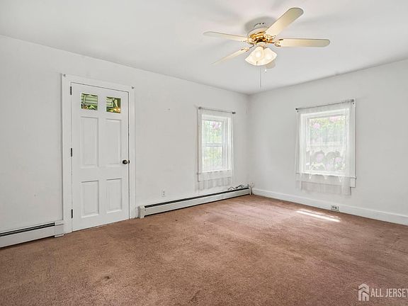 5th image of 646 Ridge Rd