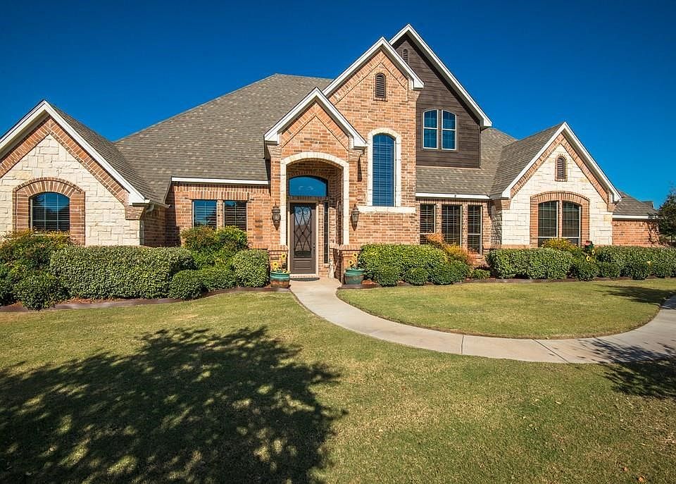 Beautiful home in the much desired neighborhood of Vista Ranch!