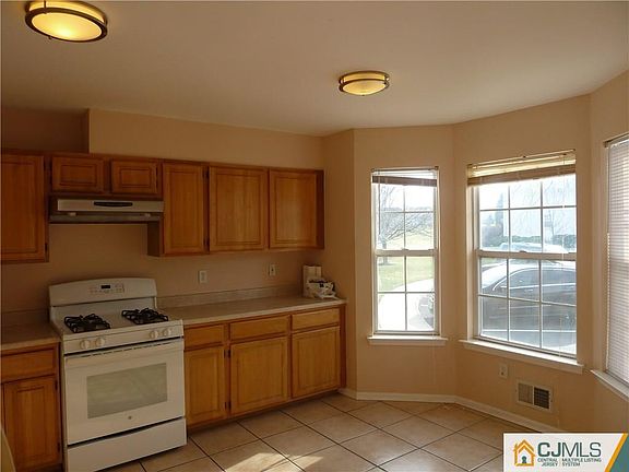 3rd image of 11 Victoria Dr #511