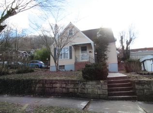 218 James St, Hinton, WV 25951