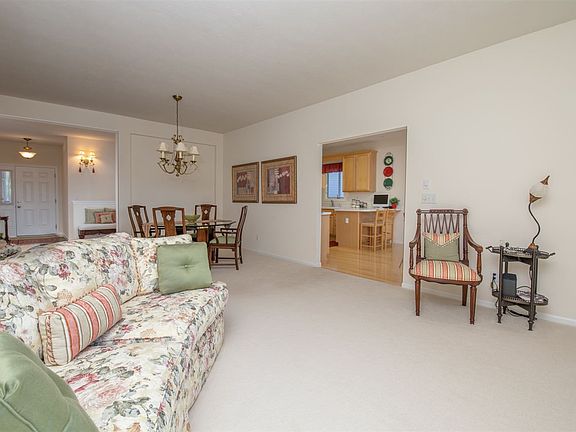 4th image of 165 Muir Dr
