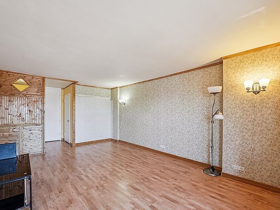 4th image of 7061 N Kedzie Ave Suite 1010
