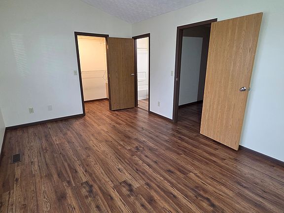 large master bed, walk in closet