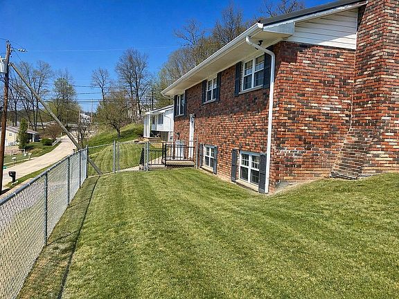 4th image of 1750 Oakwood Dr