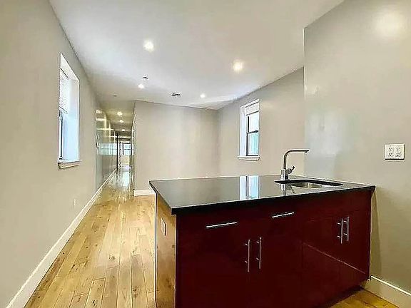 2nd image of 1020 Park Pl #4B