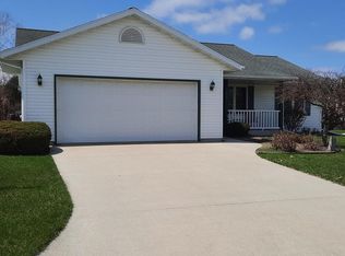 113 Meadow Ridge Dr, Sheboygan Falls, WI 53085