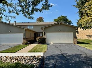 12372 Pinecrest Dr, Plymouth, MI