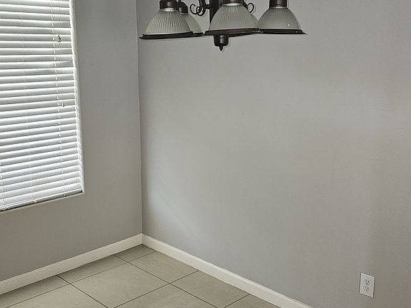 5th image of 619 Regal Hollow Ln