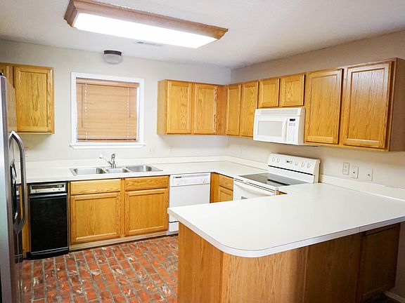 3rd image of 1447 E Masonic Dr