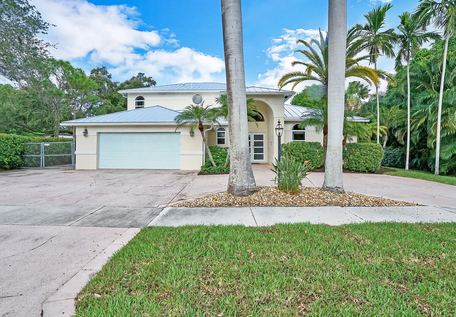 5 bed, 2.5 bath, 2920 sqft, $8,500 — Photo 1