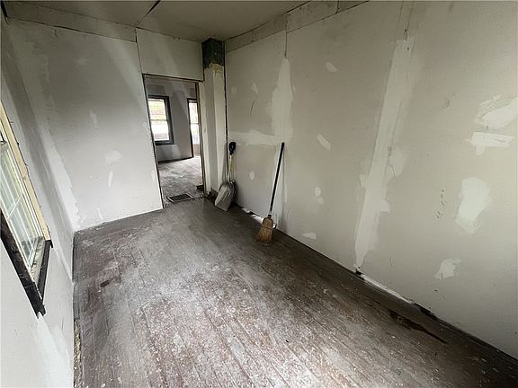 4th image of 126 Lincoln Ave