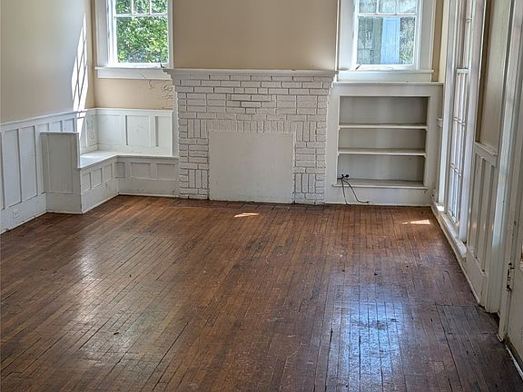 2nd image of 711 Arsenal Pl