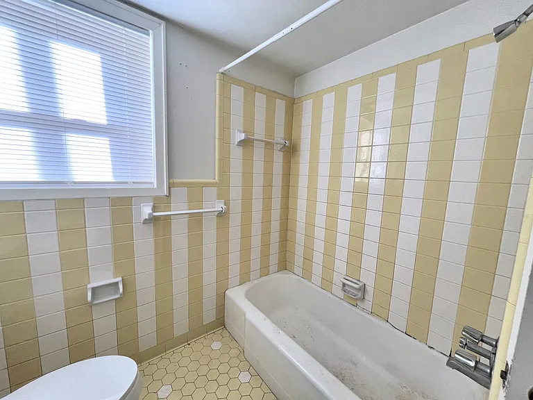 622 N Poplar St #8 — Photo 7