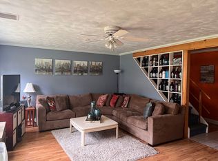 17 Spicebush Rd, Levittown, PA 19056