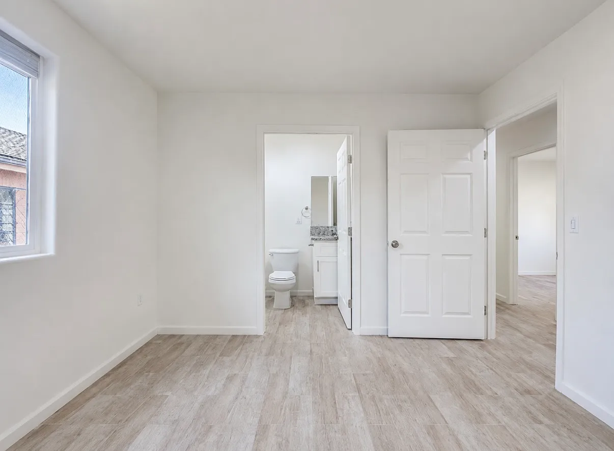 3 bed, 1040 sqft, $1,900 — Photo 2