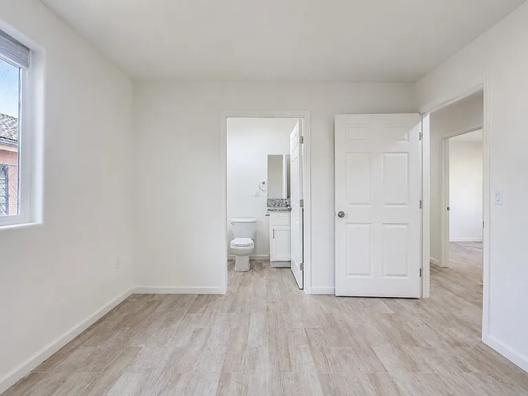 216 E Belle Ave #A — Photo 2