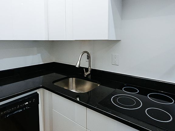 5th image of 479 Warren St #1R