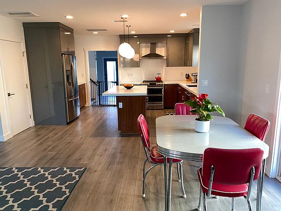3rd image of 1117 E Acacia Ave