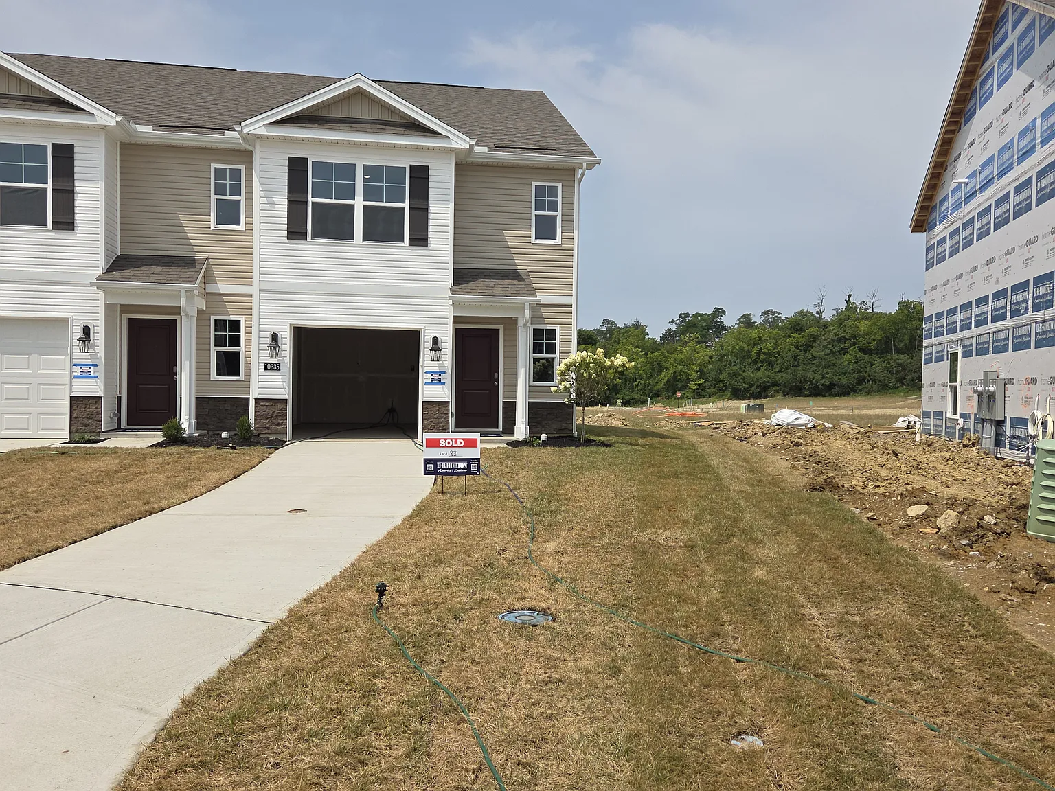 3 bed, 2.5 bath, 1418 sqft, $2,300 — Photo 3