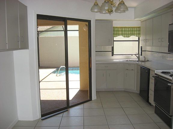 3rd image of 300 Oak Haven Dr