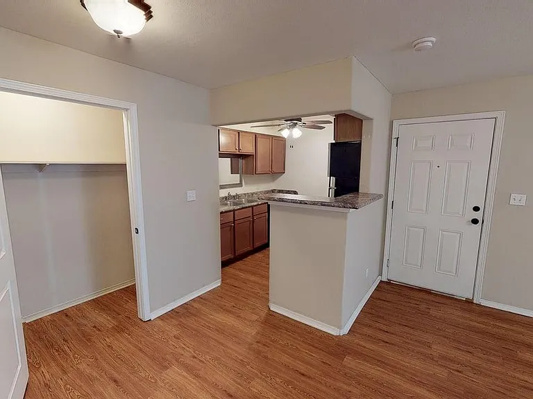 Metroplex Apartments — Photo 34