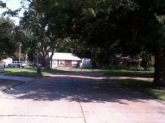 4th image of 705 NE Parkway Dr