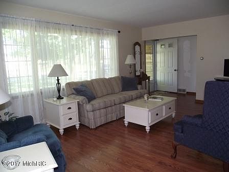 3rd image of 419 N Washington Ave