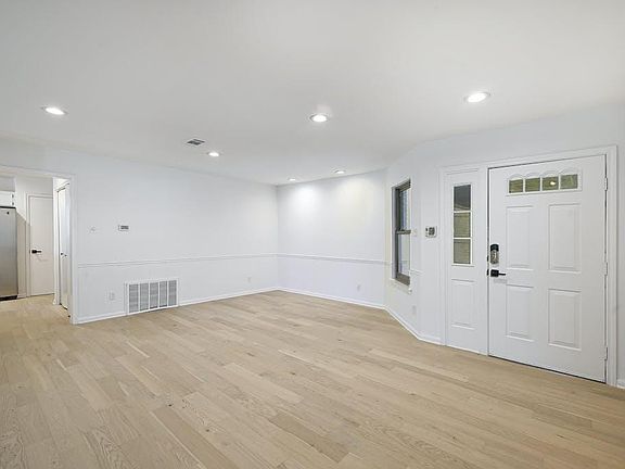 4th image of 2115 Wychwood Dr