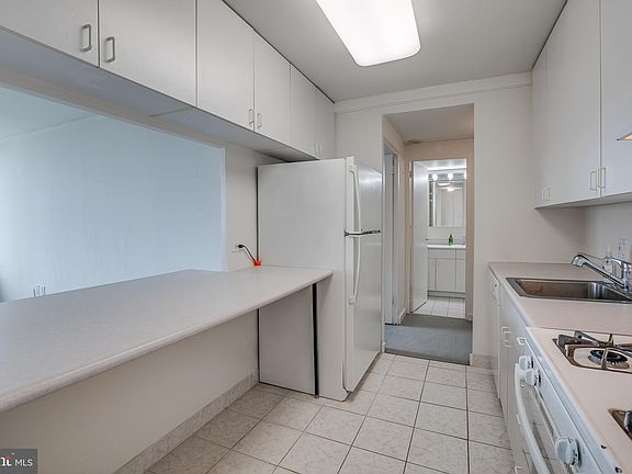 5th image of 604-36 S Washington Sq #3105