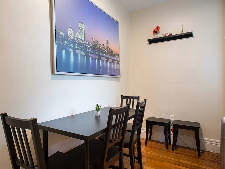 58 Queensberry St #18 — Photo 8