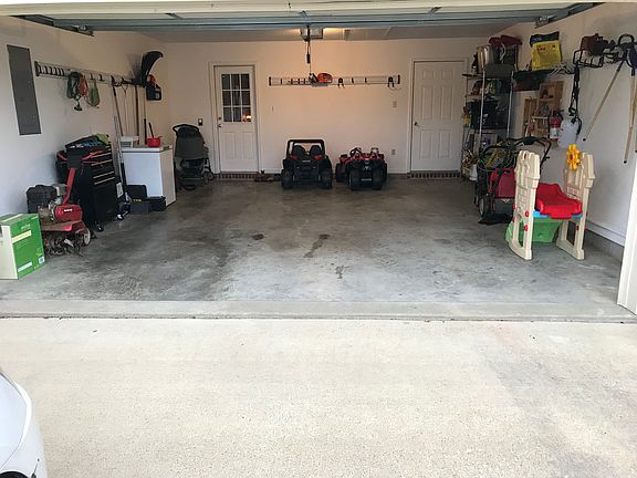3rd image of 920 Hunter Ln
