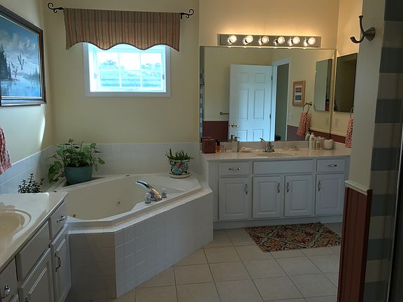 2nd image of 1279 Lakeshore Park Pl APT 1G