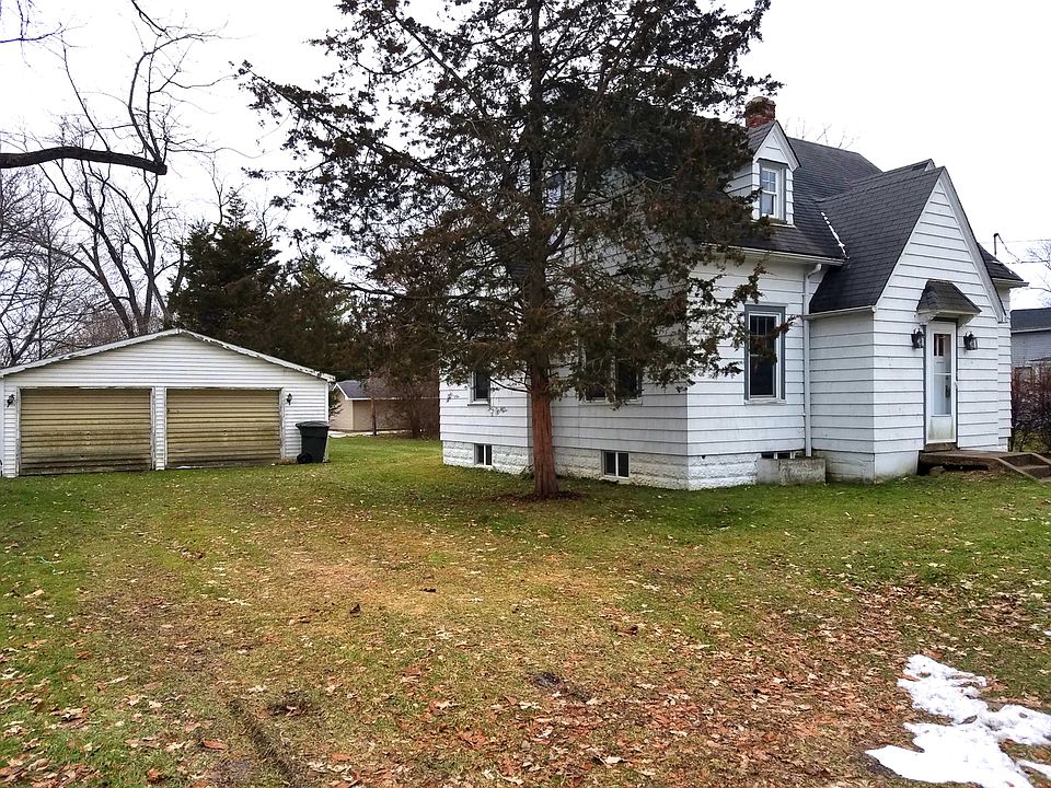 1st image of 223 E Grand Ave