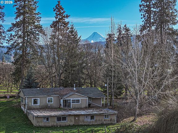 3rd image of 2739 Wyeast Rd