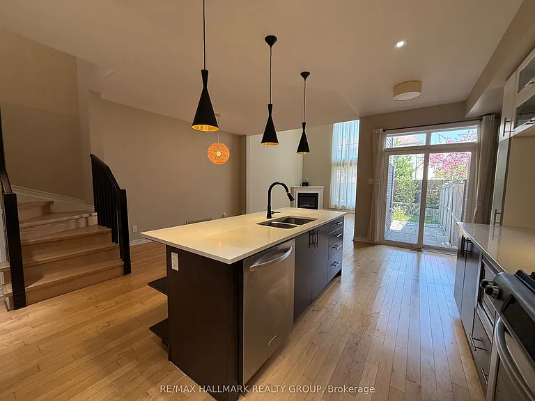 1158 Tischart Cres — Photo 7