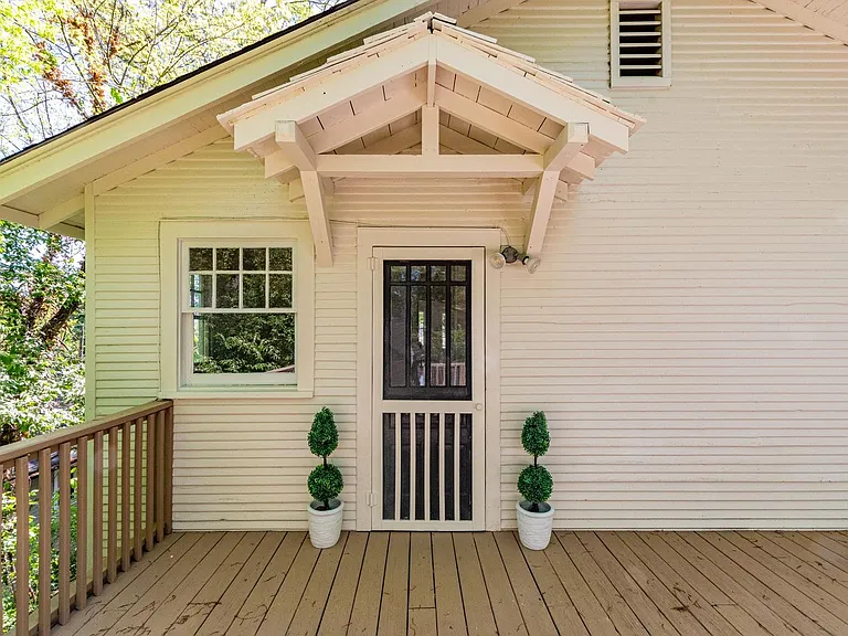 1109 Albany St — Photo 12