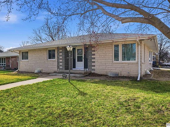 3rd image of 403 S Chestnut St