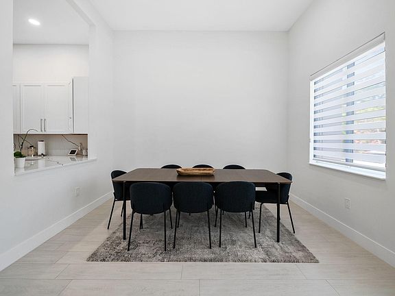 4th image of 806 SE 11th Court