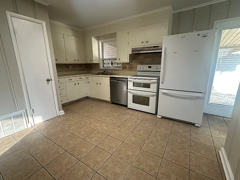 1320 Lambard Dr — Photo 5