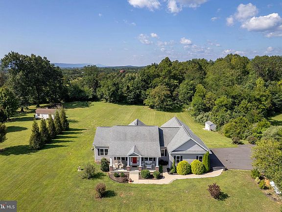 4th image of 440 Chimney Cir