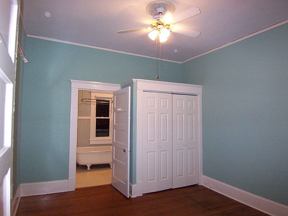 Bedroom w/ a joining bathroom