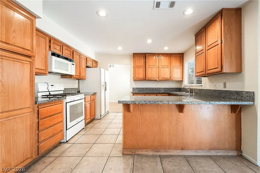 4 bed, 3.0 bath, 2088 sqft, $2,400 — Photo 4