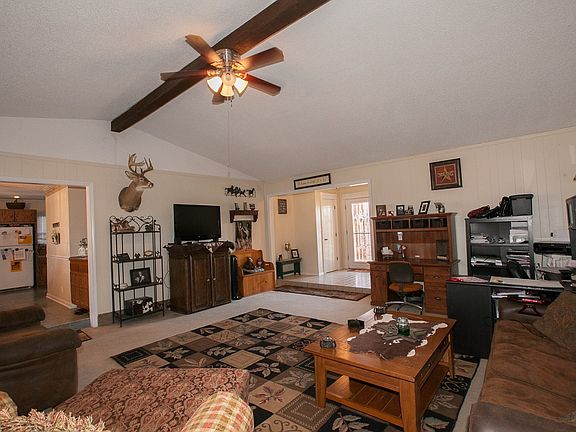 Spacious, beamed living room