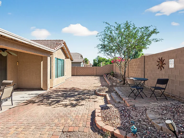 2433 W Ellis St — Photo 37