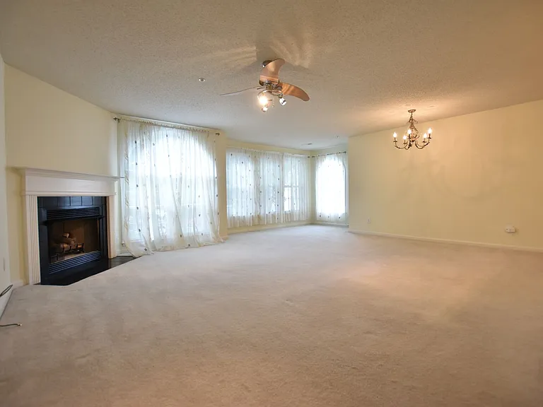 424 Mill Pond Dr — Photo 2