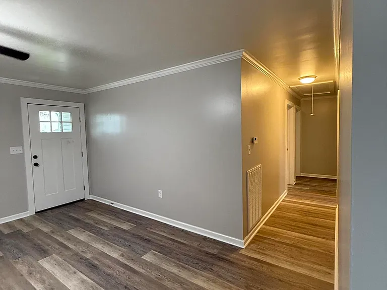 3618 E Admiral Doyle Dr — Photo 3