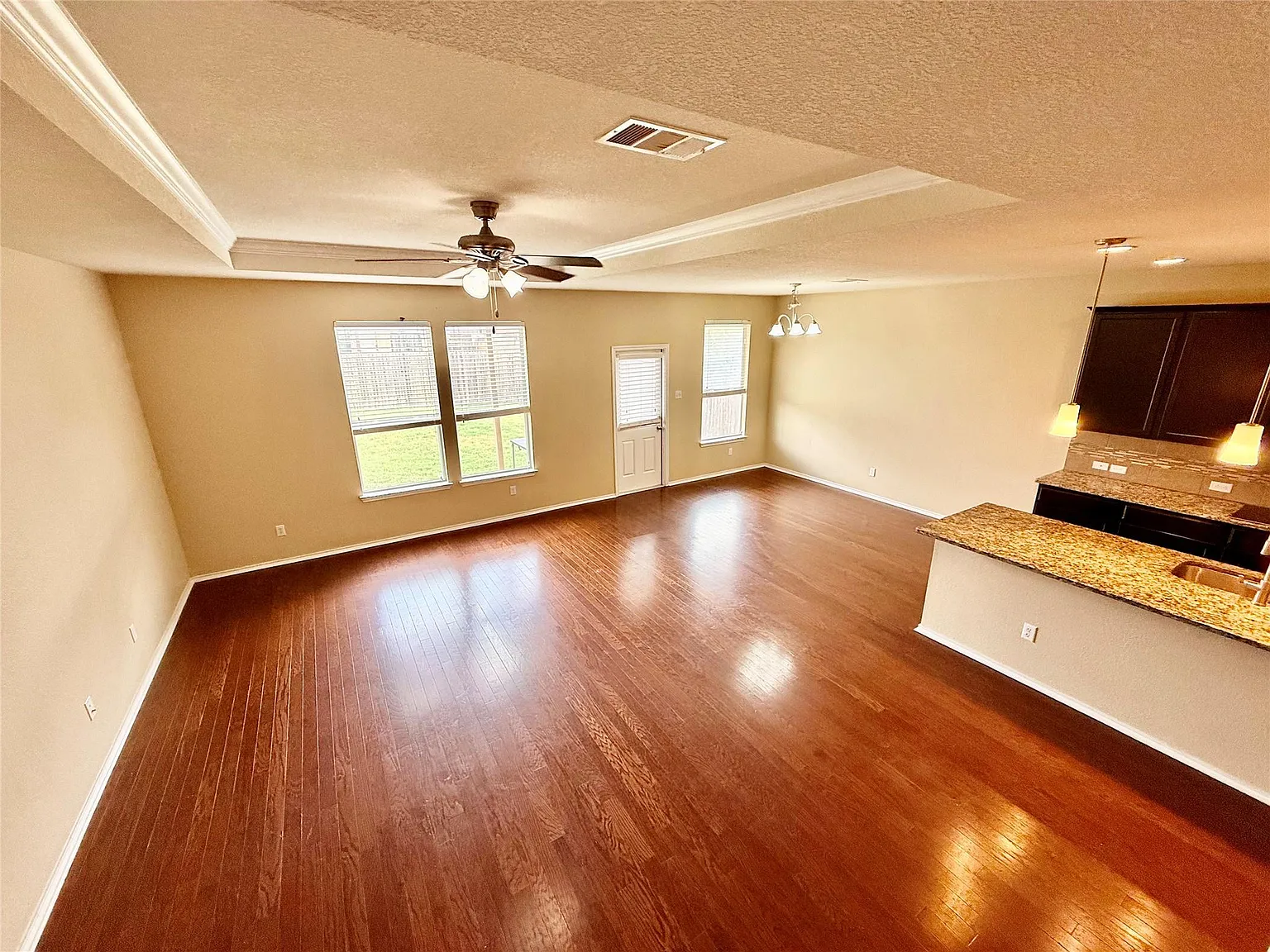 5 bed, 3.5 bath, 3265 sqft, $2,295 — Photo 4